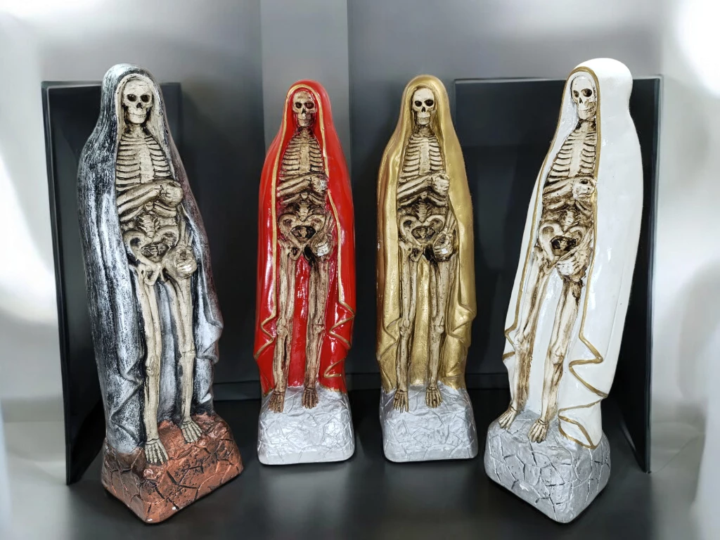 SAN LA MUERTE CON CAPA YESO 70CM
