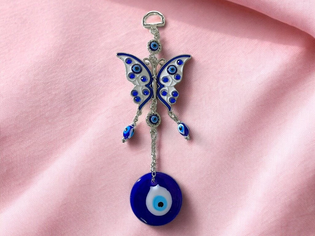 COLGANTE MARIPOSA ESMALTADA BLANCA C/ OJO TURCO CHICA 15X7CM