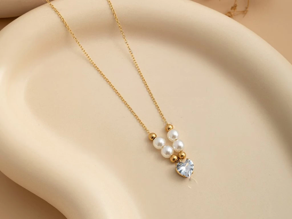 CADENA ACERO DORADO CON PERLA Y DIJE CORAZON CUBIC